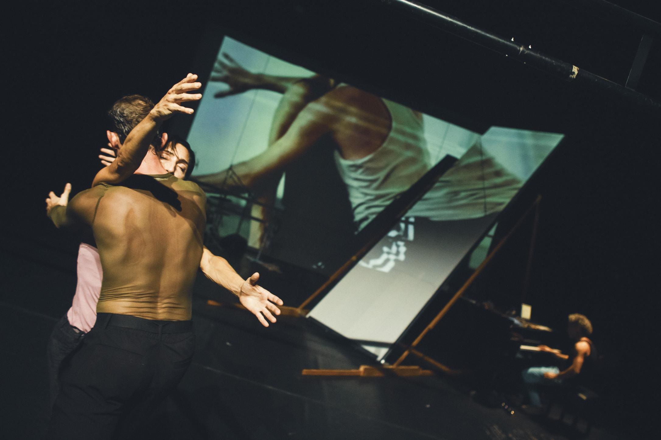 Uma imersão nos desafios da sociedade digital com dança e música ao vivo